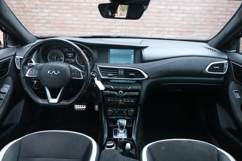 Infiniti Q30 1.6t 165pk Aut. Sport City Black | Climate | Cruise | Panoramadak | Bose® | Alcantara | PDC | Stoelverwarming afbeelding 7