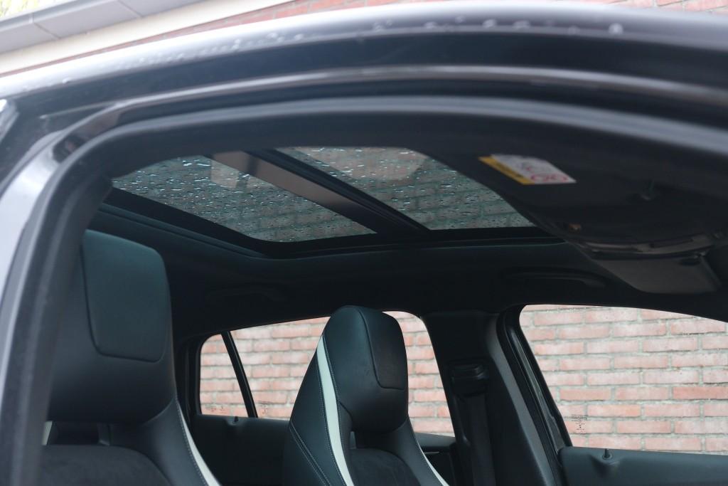 Infiniti Q30 1.6t 165pk Aut. Sport City Black | Climate | Cruise | Panoramadak | Bose® | Alcantara | PDC | Stoelverwarming afbeelding 15
