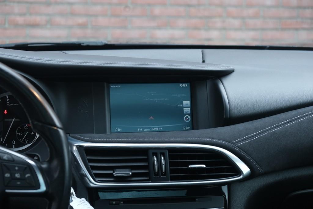 Infiniti Q30 1.6t 165pk Aut. Sport City Black | Climate | Cruise | Panoramadak | Bose® | Alcantara | PDC | Stoelverwarming afbeelding 17