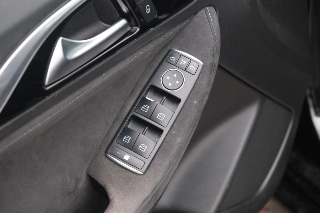 Infiniti Q30 1.6t 165pk Aut. Sport City Black | Climate | Cruise | Panoramadak | Bose® | Alcantara | PDC | Stoelverwarming afbeelding 29