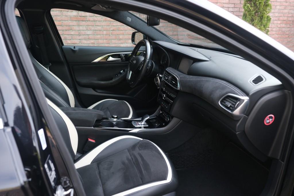 Infiniti Q30 1.6t 165pk Aut. Sport City Black | Climate | Cruise | Panoramadak | Bose® | Alcantara | PDC | Stoelverwarming afbeelding 4