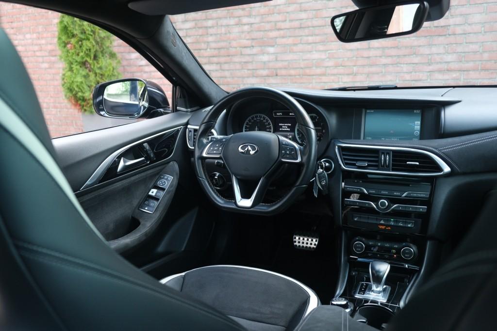 Infiniti Q30 1.6t 165pk Aut. Sport City Black | Climate | Cruise | Panoramadak | Bose® | Alcantara | PDC | Stoelverwarming afbeelding 13