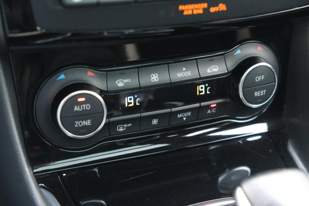 Infiniti Q30 1.6t 165pk Aut. Sport City Black | Climate | Cruise | Panoramadak | Bose® | Alcantara | PDC | Stoelverwarming afbeelding 26