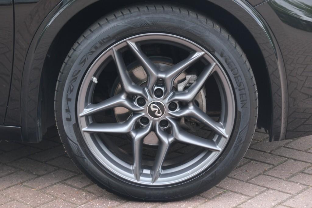 Infiniti Q30 1.6t 165pk Aut. Sport City Black | Climate | Cruise | Panoramadak | Bose® | Alcantara | PDC | Stoelverwarming afbeelding 32