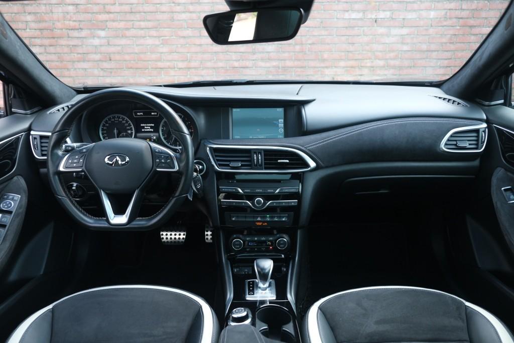 Infiniti Q30 1.6t 165pk Aut. Sport City Black | Climate | Cruise | Panoramadak | Bose® | Alcantara | PDC | Stoelverwarming afbeelding 6