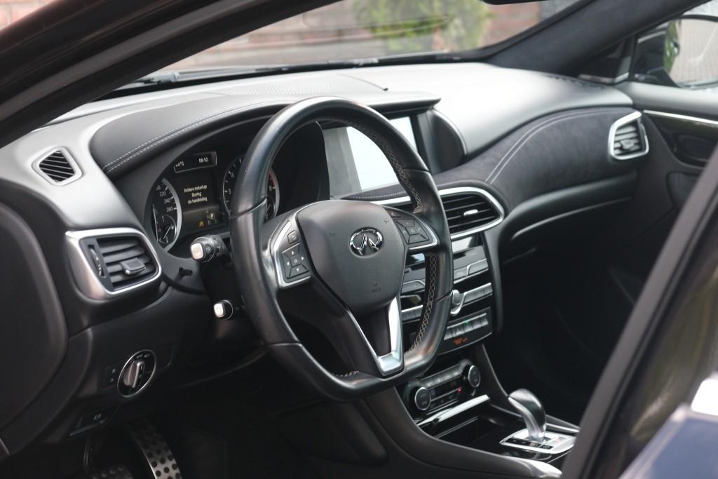 Infiniti Q30 1.6t 165pk Aut. Sport City Black | Climate | Cruise | Panoramadak | Bose® | Alcantara | PDC | Stoelverwarming afbeelding 7