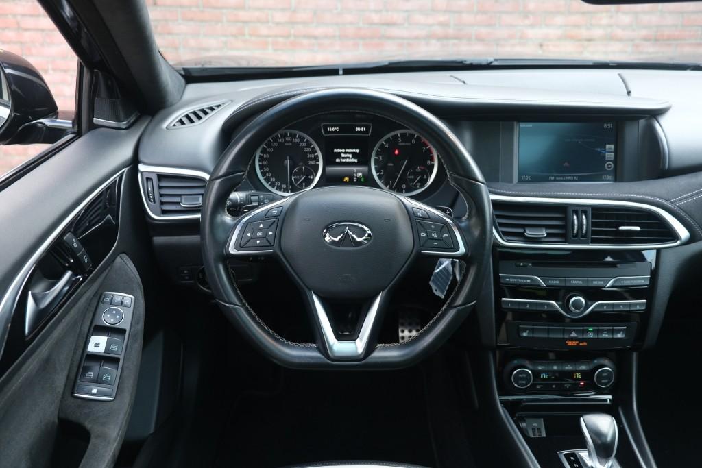 Infiniti Q30 1.6t 165pk Aut. Sport City Black | Climate | Cruise | Panoramadak | Bose® | Alcantara | PDC | Stoelverwarming afbeelding 14