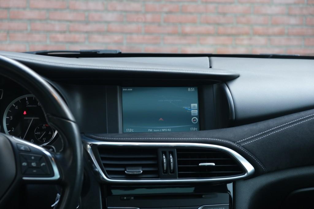 Infiniti Q30 1.6t 165pk Aut. Sport City Black | Climate | Cruise | Panoramadak | Bose® | Alcantara | PDC | Stoelverwarming afbeelding 15