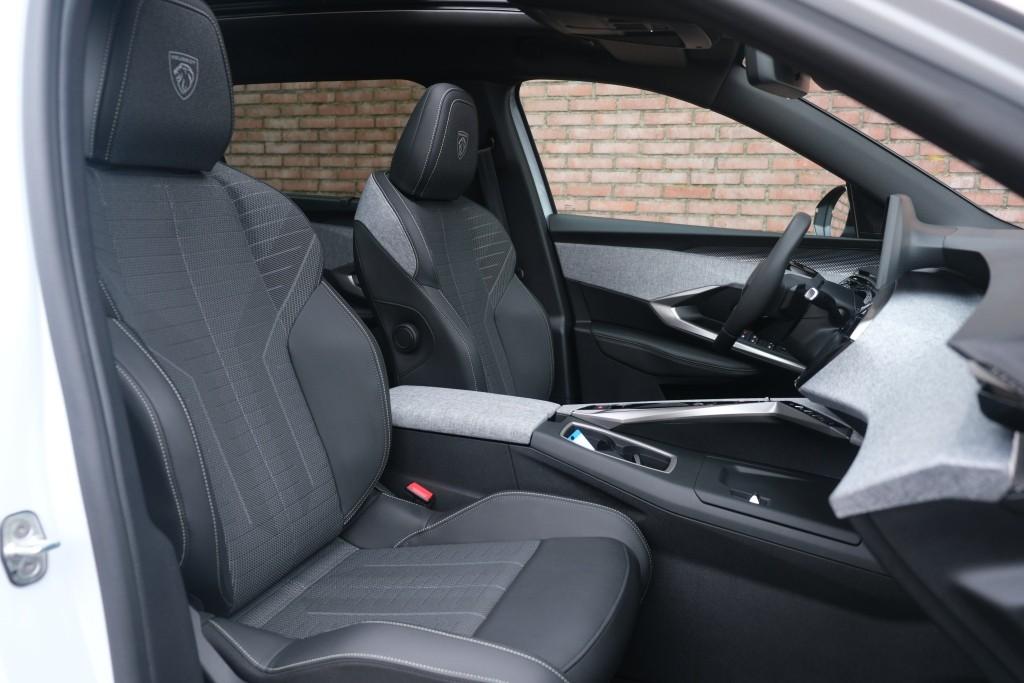 Peugeot 5008 1.2 Hybrid 145pk e-DCS6 GT 7 Persoons | Navi | App Connect | Adaptive Cruise | Panoramadak | Camera | Keyless | Stoelverwarming | Elektrische Achterklep | PDC afbeelding 6