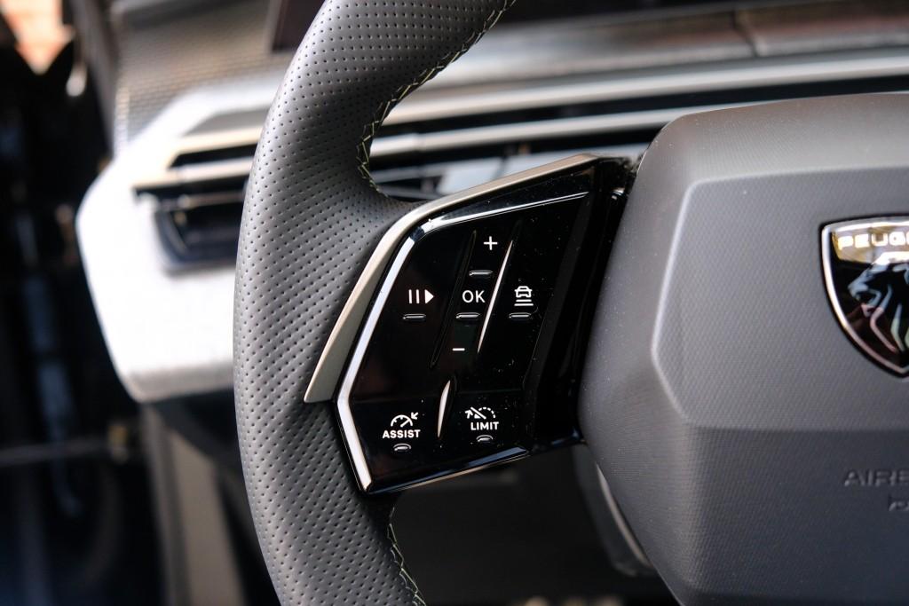 Peugeot 5008 1.2 Hybrid 145pk e-DCS6 GT 7 Persoons | Navi | App Connect | Adaptive Cruise | Panoramadak | Camera | Keyless | Stoelverwarming | Elektrische Achterklep | PDC afbeelding 9