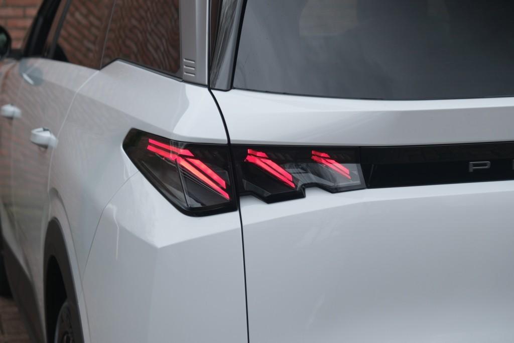 Peugeot 5008 1.2 Hybrid 145pk e-DCS6 GT 7 Persoons | Navi | App Connect | Adaptive Cruise | Panoramadak | Camera | Keyless | Stoelverwarming | Elektrische Achterklep | PDC afbeelding 27