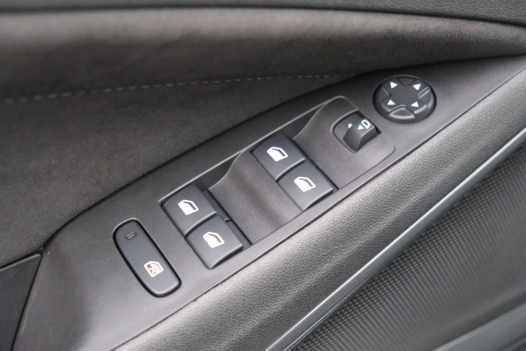 Opel Crossland 1.2 Turbo 110pk Ultimate | Navi | App Connect | Climate | Camera | Keyless | Blind Spot | PDC afbeelding 24