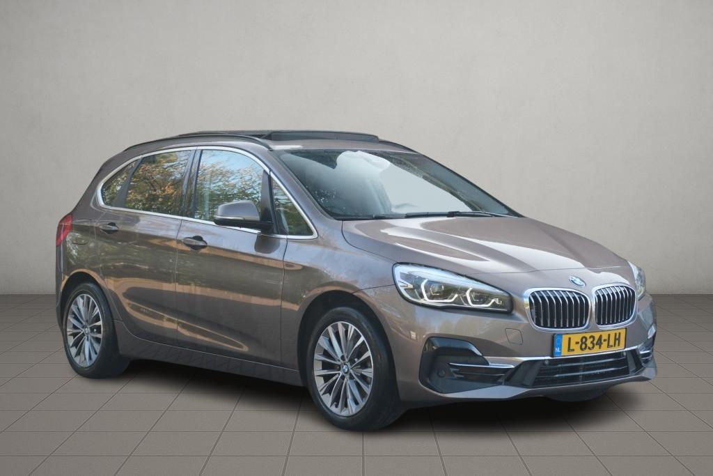 BMW 2 Serie 225xe iPerformance Active Tourer High Executive | SOH 87% | Navi | App Connect | Panoramadak | Keyless | Harman Kardon | Elektrische Achterklep | Camera afbeelding 1
