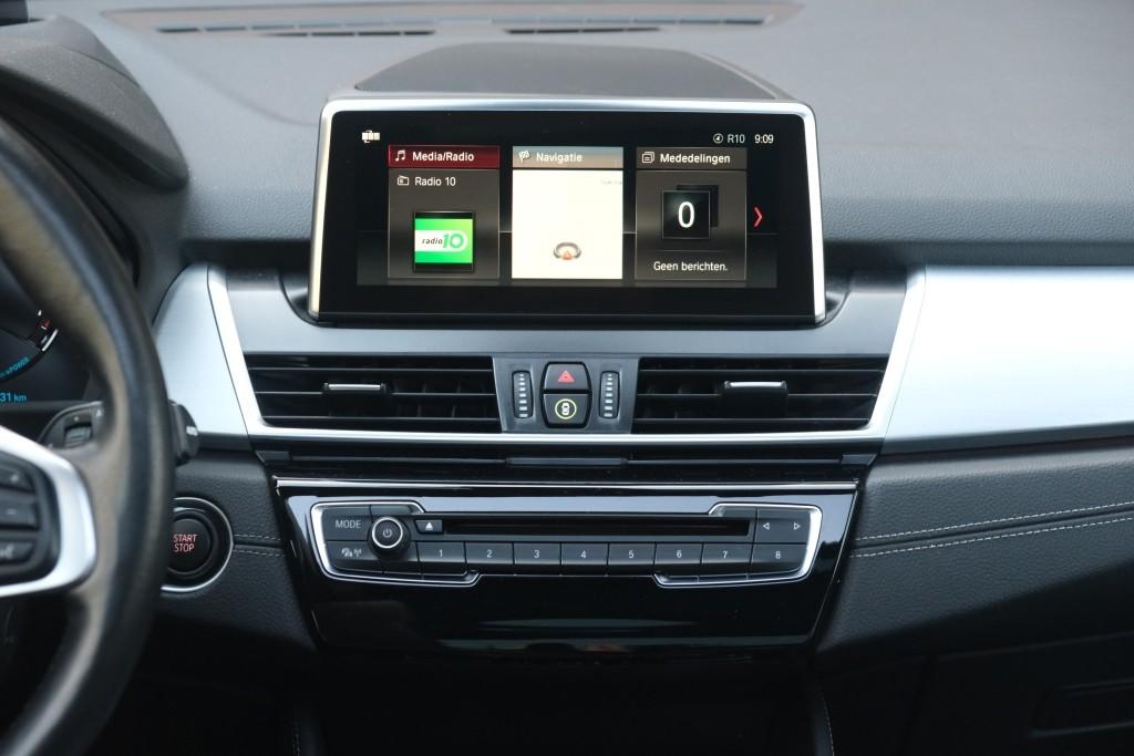 BMW 2 Serie 225xe iPerformance Active Tourer High Executive | SOH 87% | Navi | App Connect | Panoramadak | Keyless | Harman Kardon | Elektrische Achterklep | Camera afbeelding 17