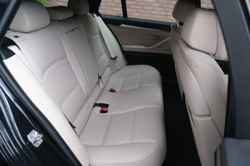 BMW 5 Serie 520i 184pk Aut. Touring M Sport Edition | Navi | Head-Up Display | Leder | Camera | Xenon | Memory | Stoelverwarming | Trekhaak afbeelding 3