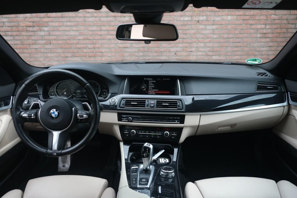 BMW 5 Serie 520i 184pk Aut. Touring M Sport Edition | Navi | Head-Up Display | Leder | Camera | Xenon | Memory | Stoelverwarming | Trekhaak afbeelding 8