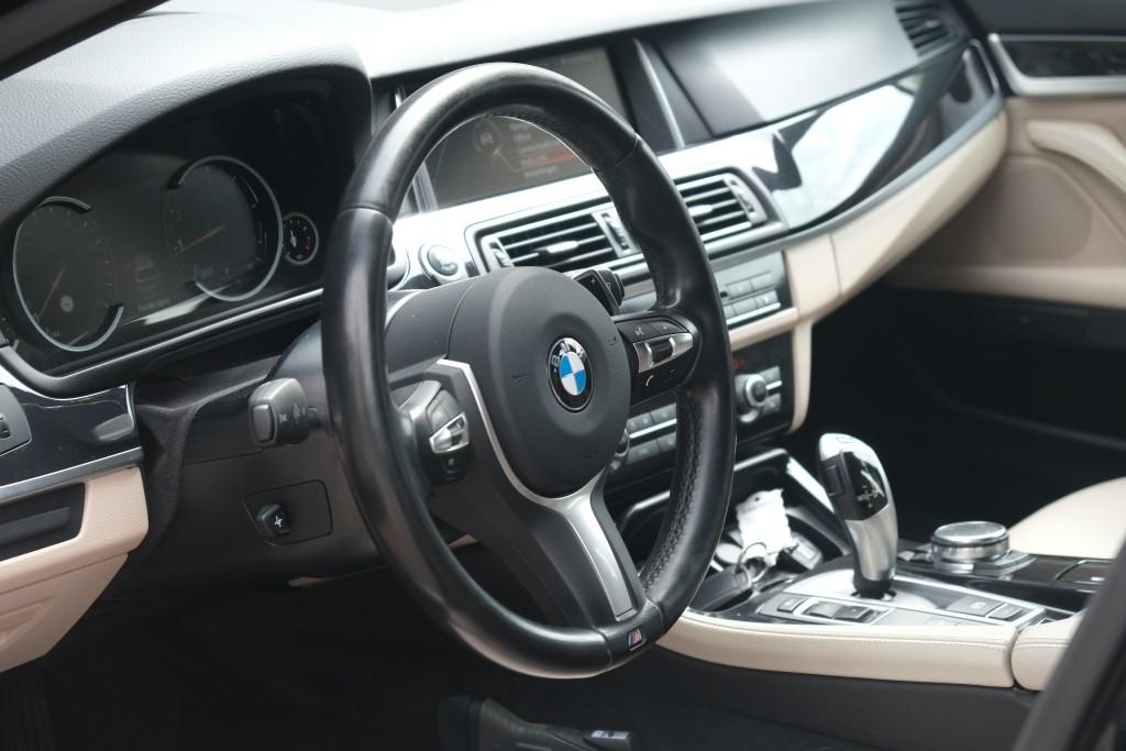 BMW 5 Serie 520i 184pk Aut. Touring M Sport Edition | Navi | Head-Up Display | Leder | Camera | Xenon | Memory | Stoelverwarming | Trekhaak afbeelding 9