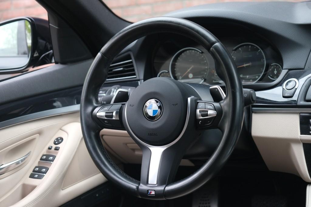 BMW 5 Serie 520i 184pk Aut. Touring M Sport Edition | Navi | Head-Up Display | Leder | Camera | Xenon | Memory | Stoelverwarming | Trekhaak afbeelding 14