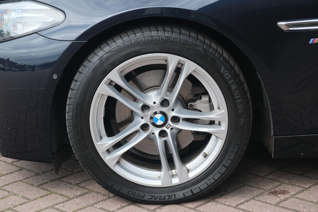 BMW 5 Serie 520i 184pk Aut. Touring M Sport Edition | Navi | Head-Up Display | Leder | Camera | Xenon | Memory | Stoelverwarming | Trekhaak afbeelding 35