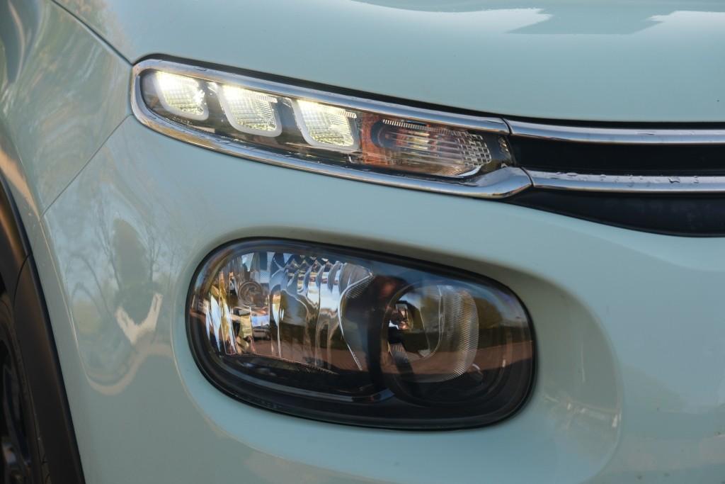 Citroën C3 1.2 PureTech 82pk Shine | Navi | App Connect | Climate | Cruise | Panoramadak | PDC afbeelding 2