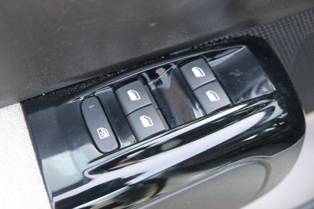 Citroën C3 1.2 PureTech 82pk Shine | Navi | App Connect | Climate | Cruise | Panoramadak | PDC afbeelding 26