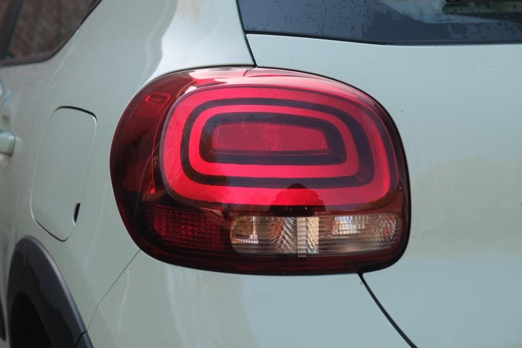 Citroën C3 1.2 PureTech 82pk Shine | Navi | App Connect | Climate | Cruise | Panoramadak | PDC afbeelding 28