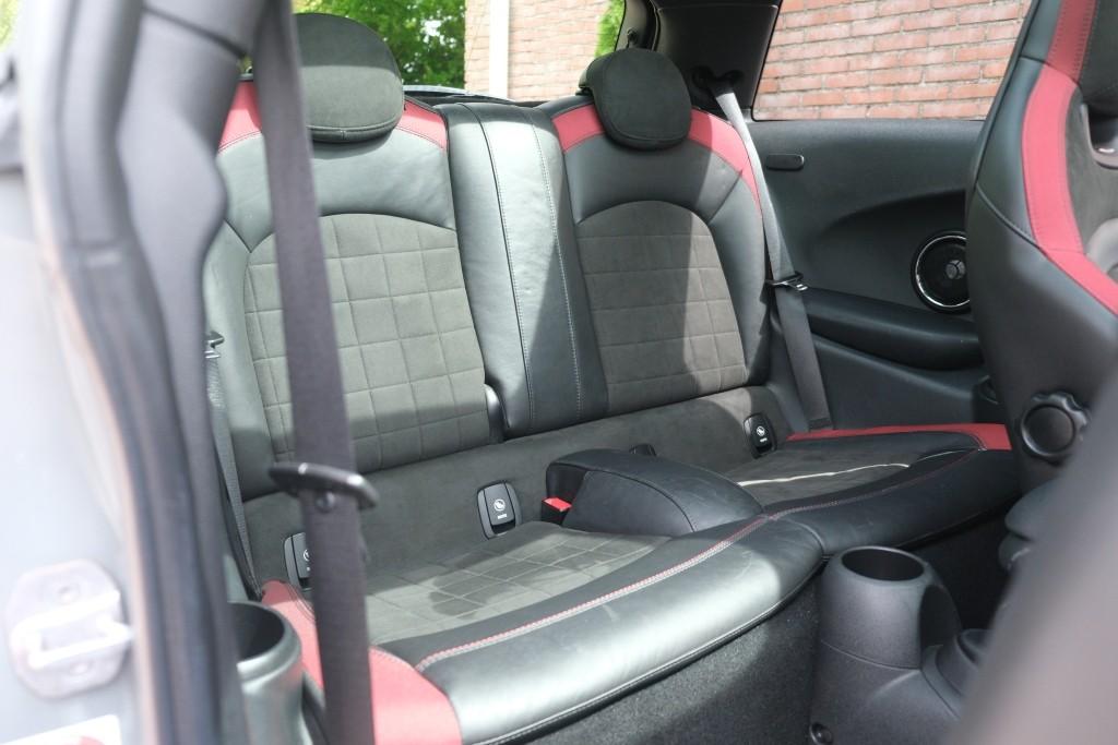 MINI Cooper S 192pk Chili Serious Business | JCW Pakket | Panoramadak | Keyless | Camera | Harman/kardon | Winter Pakket afbeelding 3