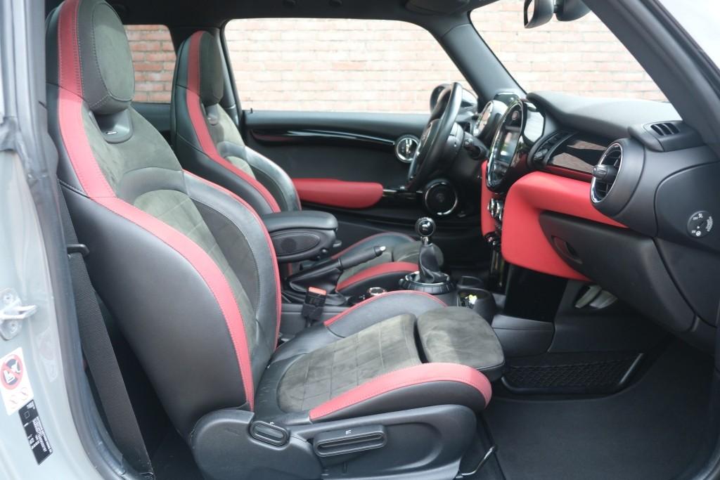 MINI Cooper S 192pk Chili Serious Business | JCW Pakket | Panoramadak | Keyless | Camera | Harman/kardon | Winter Pakket afbeelding 4