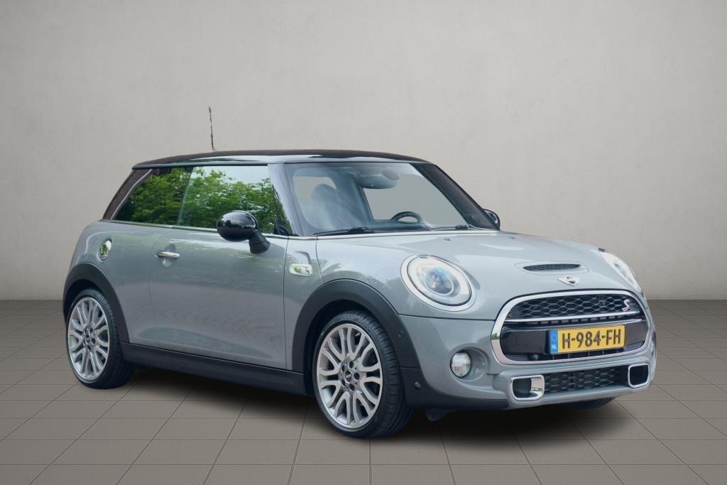 MINI Cooper S 192pk Chili Serious Business | JCW Pakket | Panoramadak | Keyless | Camera | Harman/kardon | Winter Pakket afbeelding 1