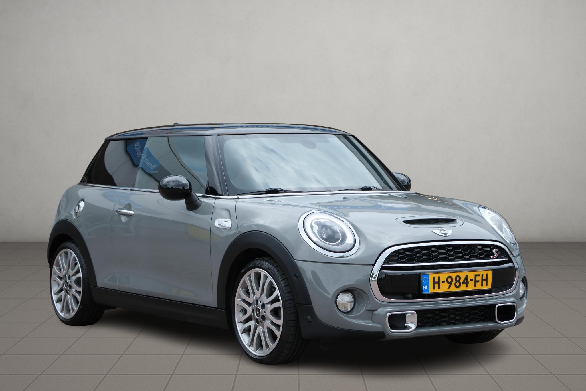 MINI Cooper S 192pk Chili Serious Business | JCW Pakket | Panoramadak | Keyless | Camera | Harman/kardon | Winter Pakket afbeelding 1
