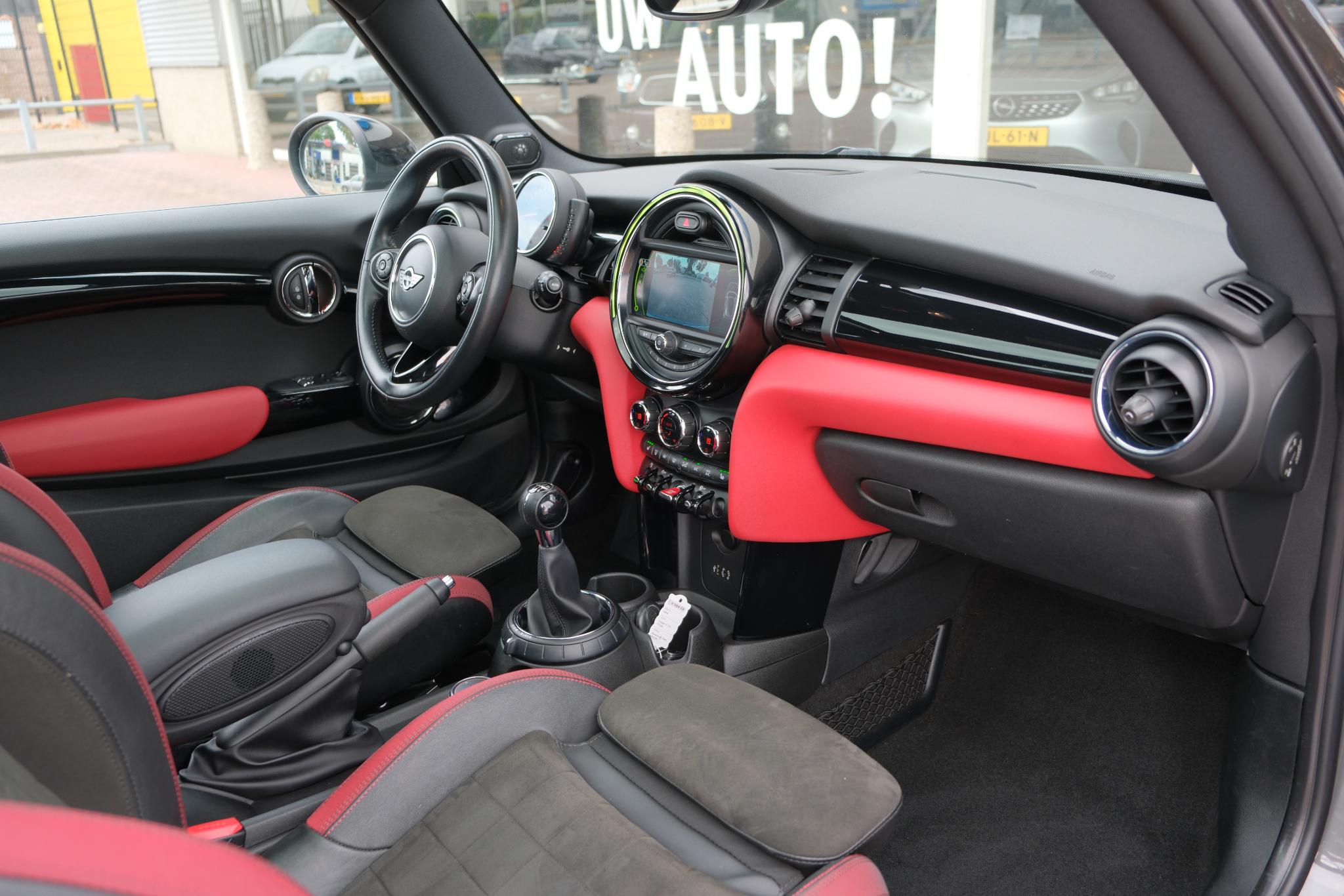 MINI Cooper S 192pk Chili Serious Business | JCW Pakket | Panoramadak | Keyless | Camera | Harman/kardon | Winter Pakket afbeelding 6