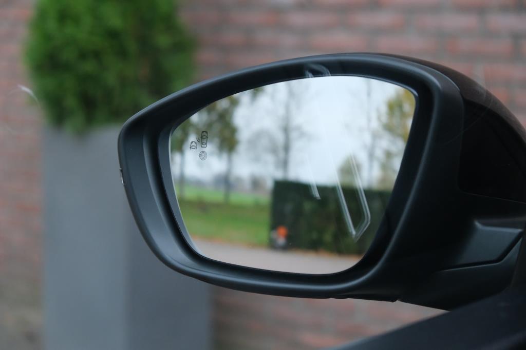 Peugeot 208 1.2 PureTech 100pk Allure | Navi | App Connect | Climate | Cruise | Camera | Dodehoek | PDC afbeelding 26