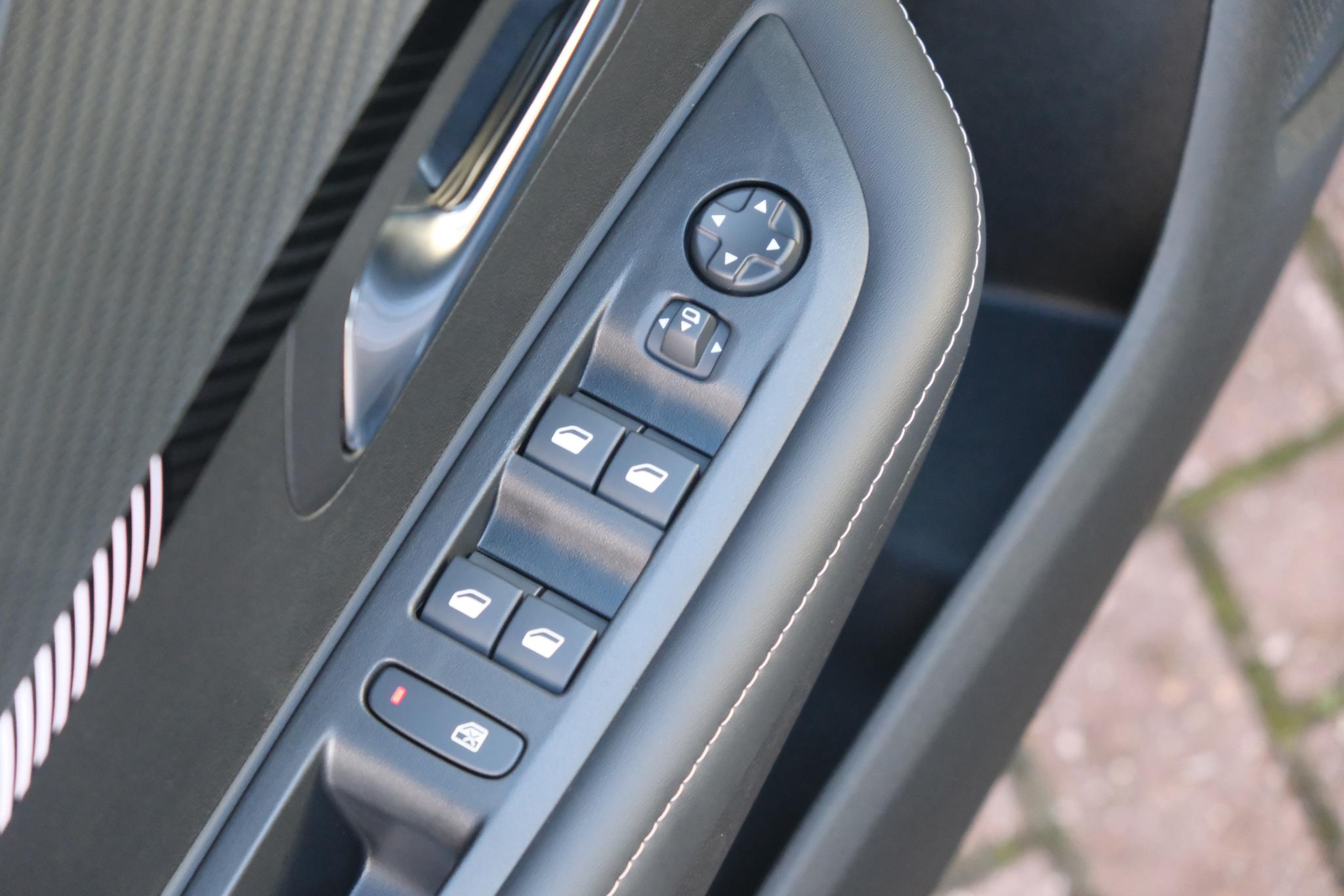 Peugeot 208 1.2 PureTech 100pk Allure | Navi | App Connect | Climate | Cruise | Camera | Dodehoek | PDC afbeelding 23