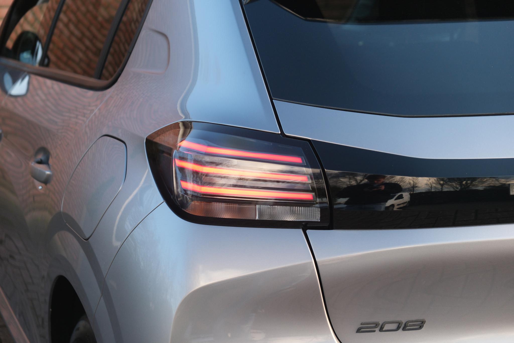 Peugeot 208 1.2 PureTech 100pk Allure | Navi | App Connect | Climate | Cruise | Camera | Dodehoek | PDC afbeelding 25