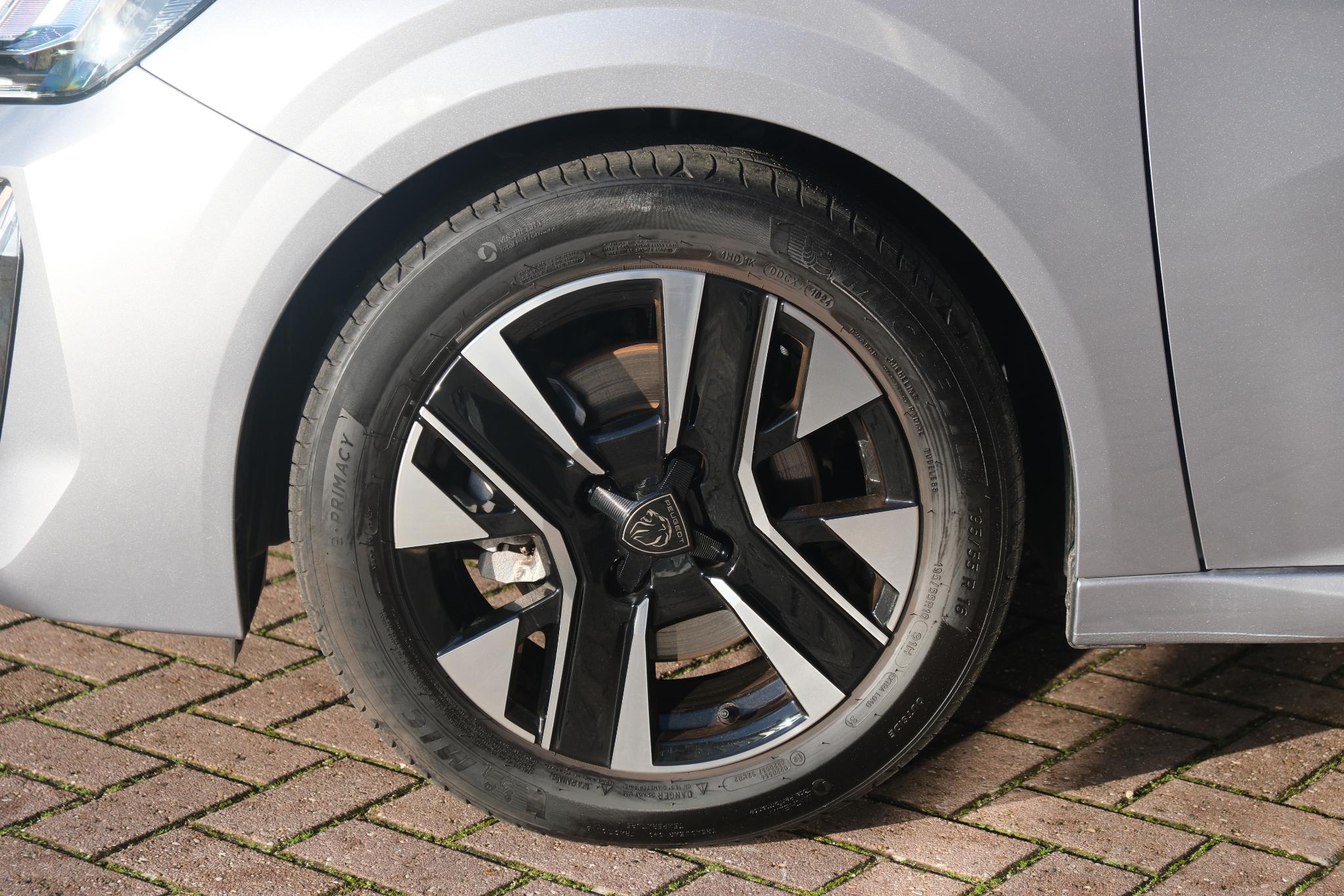 Peugeot 208 1.2 PureTech 100pk Allure | Navi | App Connect | Climate | Cruise | Camera | Dodehoek | PDC afbeelding 24