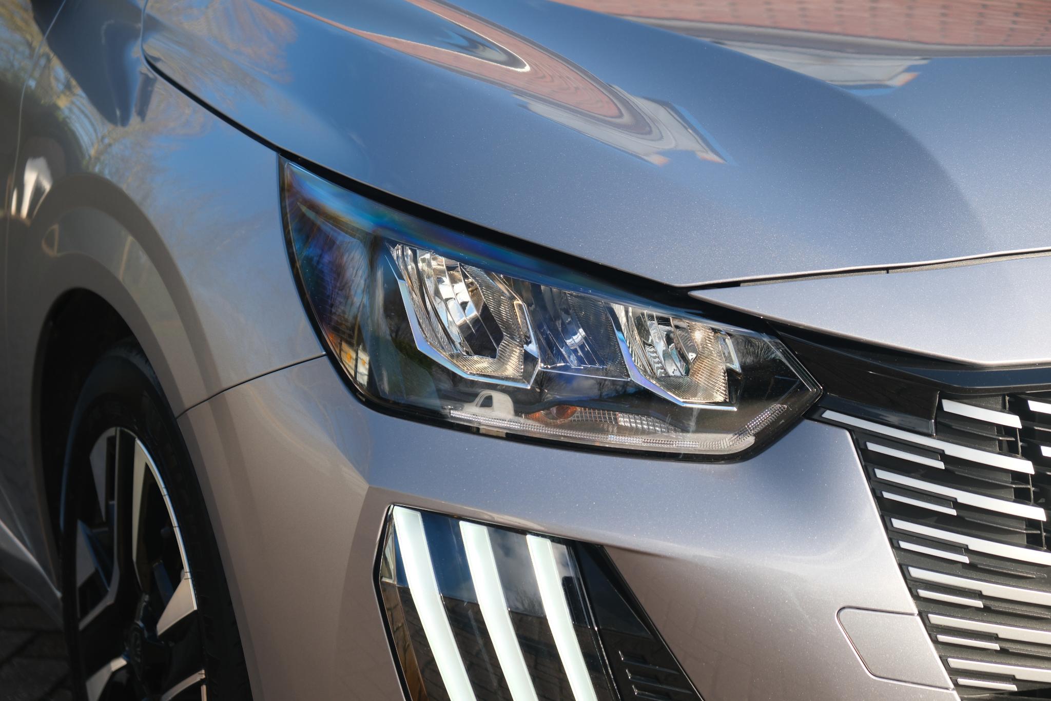 Peugeot 208 1.2 PureTech 100pk Allure | Navi | App Connect | Climate | Cruise | Camera | Dodehoek | PDC afbeelding 2