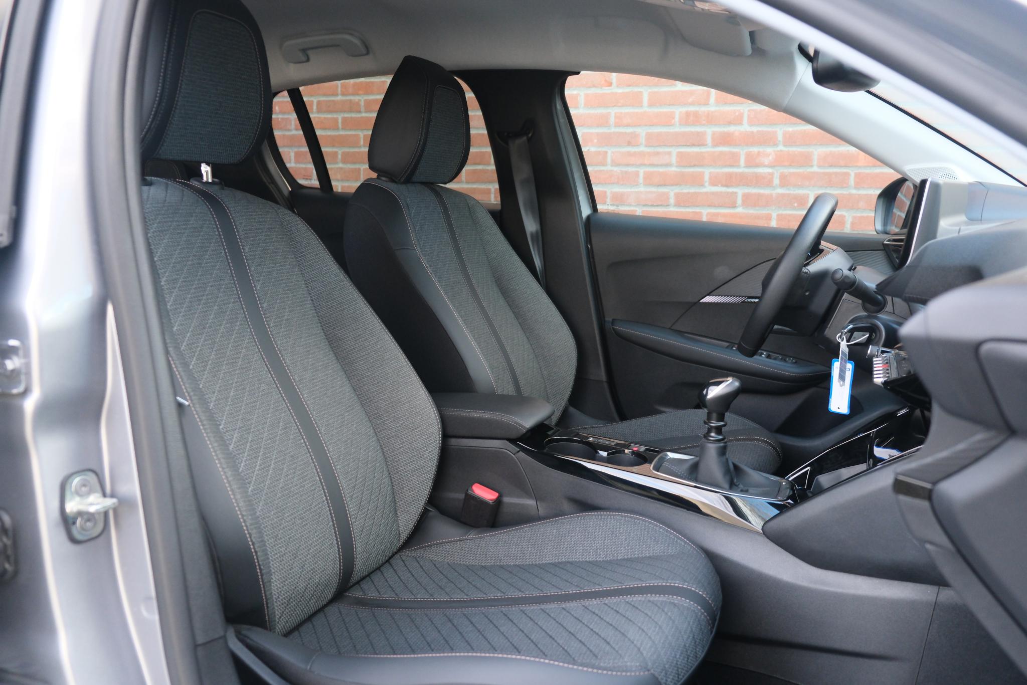 Peugeot 208 1.2 PureTech 100pk Allure | Navi | App Connect | Climate | Cruise | Camera | Dodehoek | PDC afbeelding 4