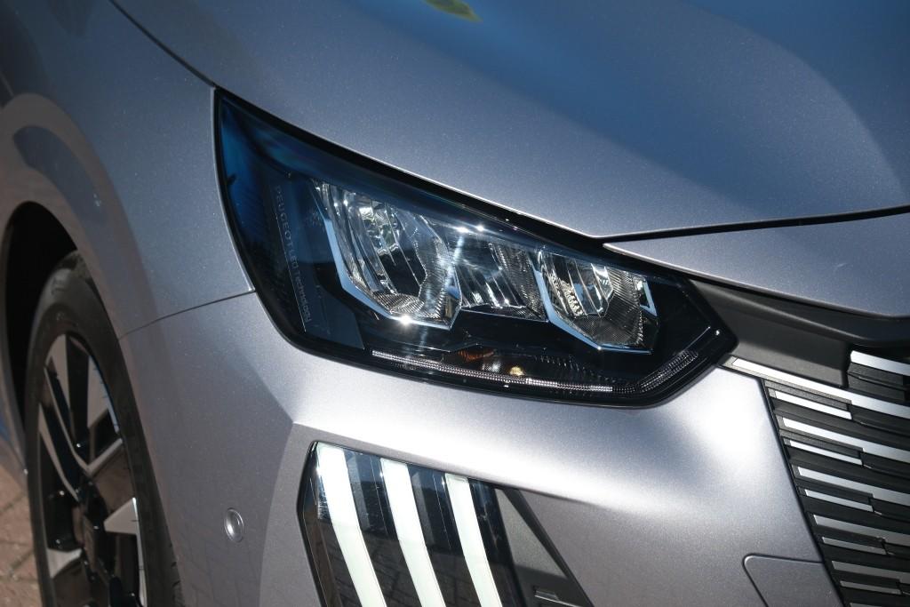 Peugeot 208 1.2 PureTech 100pk Allure | Navi | App Connect | Climate | Cruise | Camera | Dodehoek | PDC afbeelding 2