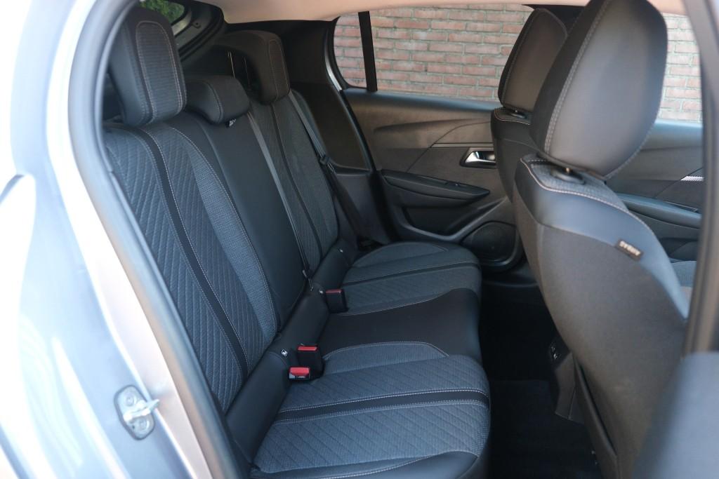 Peugeot 208 1.2 PureTech 100pk Allure | Navi | App Connect | Climate | Cruise | Camera | Dodehoek | PDC afbeelding 3