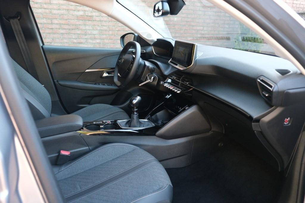Peugeot 208 1.2 PureTech 100pk Allure | Navi | App Connect | Climate | Cruise | Camera | Dodehoek | PDC afbeelding 4