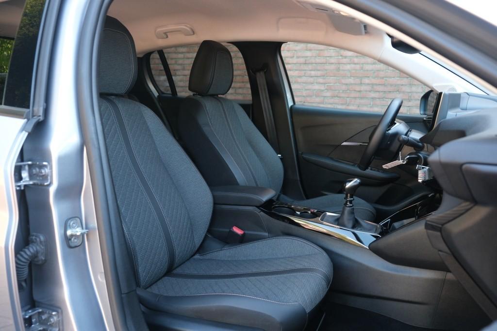 Peugeot 208 1.2 PureTech 100pk Allure | Navi | App Connect | Climate | Cruise | Camera | Dodehoek | PDC afbeelding 6