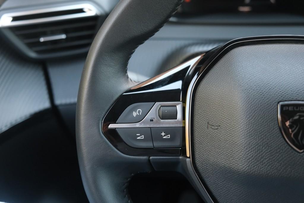 Peugeot 208 1.2 PureTech 100pk Allure | Navi | App Connect | Climate | Cruise | Camera | Dodehoek | PDC afbeelding 9