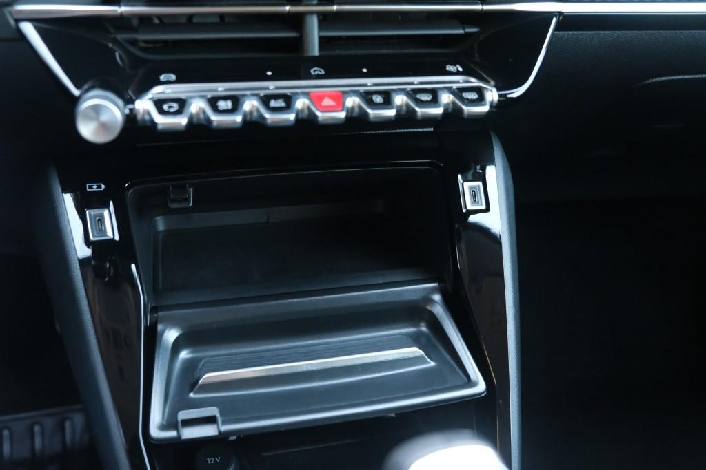 Peugeot 208 1.2 PureTech 100pk Allure | Navi | App Connect | Climate | Cruise | Camera | Dodehoek | PDC afbeelding 25