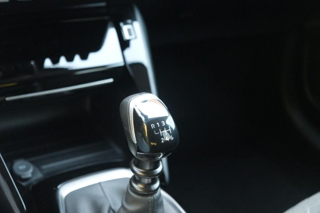 Peugeot 208 1.2 PureTech 100pk Allure | Navi | App Connect | Climate | Cruise | Camera | Dodehoek | PDC afbeelding 26