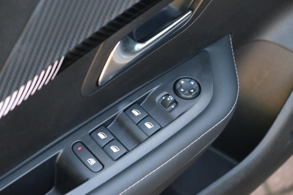 Peugeot 208 1.2 PureTech 100pk Allure | Navi | App Connect | Climate | Cruise | Camera | Dodehoek | PDC afbeelding 28