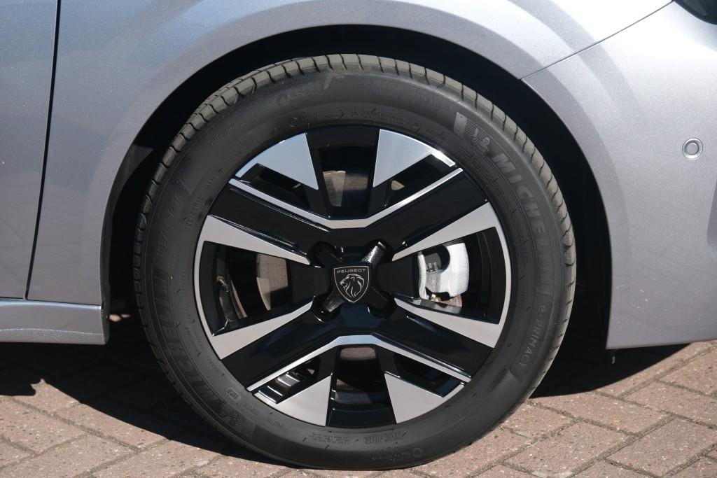 Peugeot 208 1.2 PureTech 100pk Allure | Navi | App Connect | Climate | Cruise | Camera | Dodehoek | PDC afbeelding 30