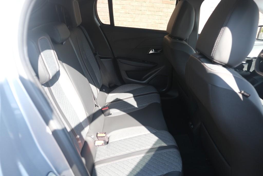 Peugeot 208 1.2 PureTech 100pk Allure | Navi | App Connect | Climate | Cruise | Camera | Dodehoek | PDC afbeelding 3