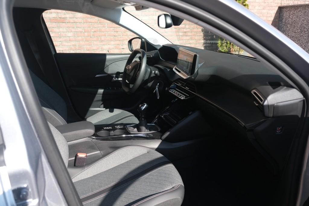 Peugeot 208 1.2 PureTech 100pk Allure | Navi | App Connect | Climate | Cruise | Camera | Dodehoek | PDC afbeelding 4