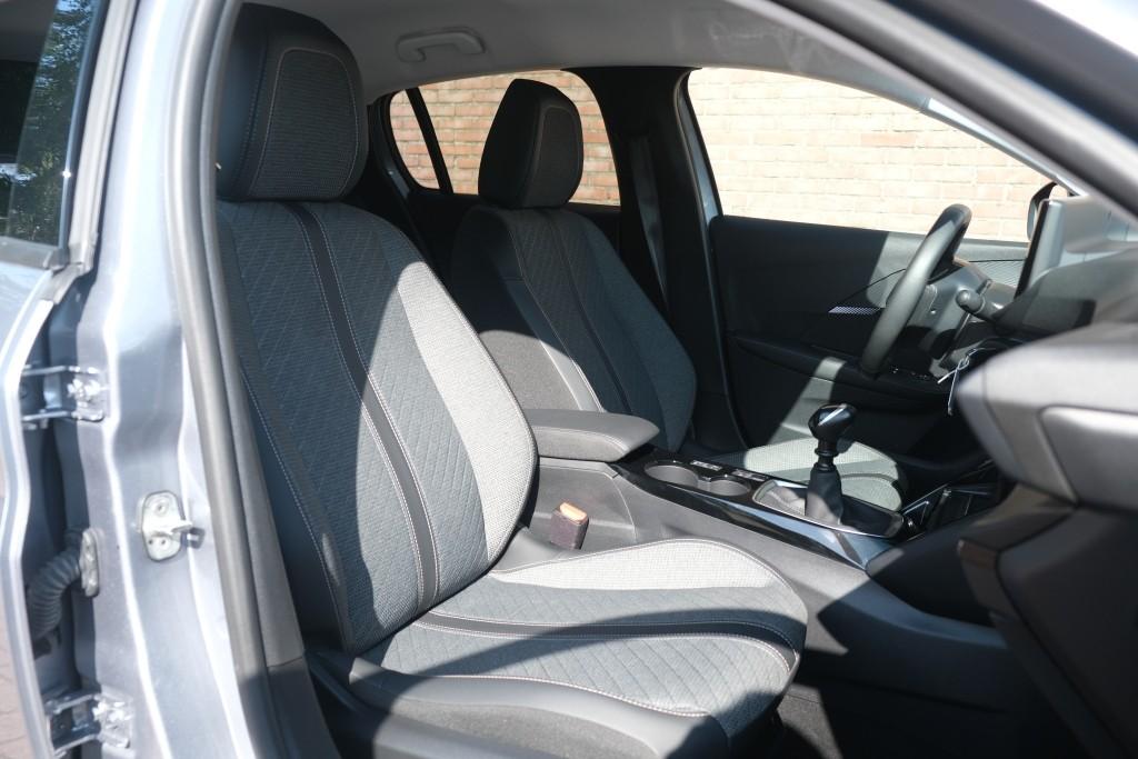Peugeot 208 1.2 PureTech 100pk Allure | Navi | App Connect | Climate | Cruise | Camera | Dodehoek | PDC afbeelding 5