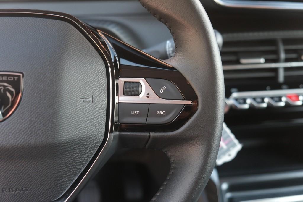 Peugeot 208 1.2 PureTech 100pk Allure | Navi | App Connect | Climate | Cruise | Camera | Dodehoek | PDC afbeelding 9